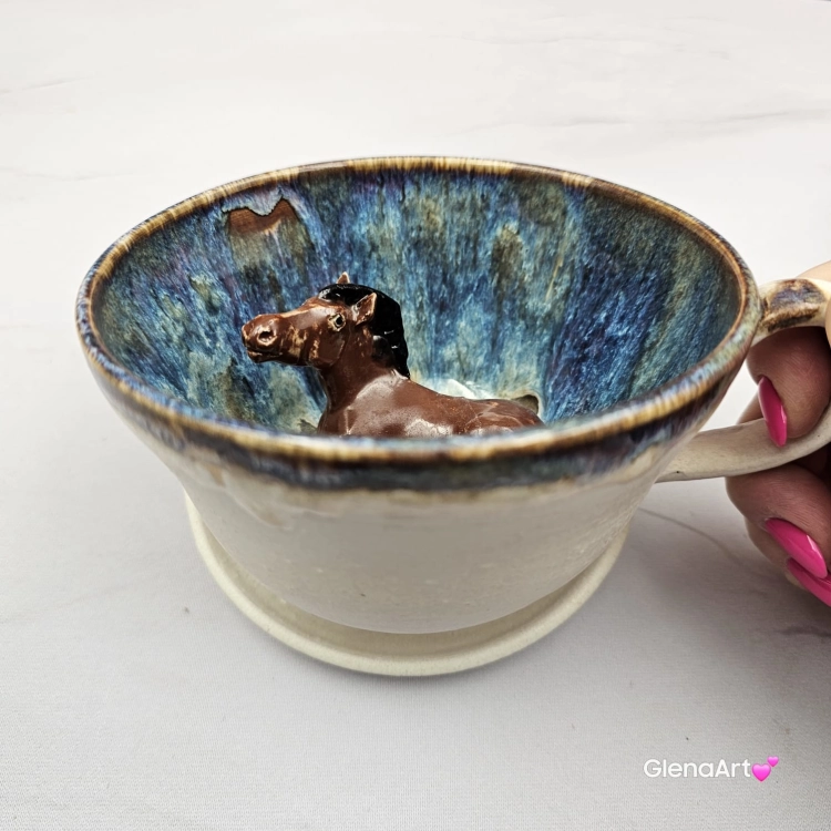 Filiżanka KOŃ gniady/brązowy ceramiczna ze spodkiem i figurką gniadego konia wewnątrz filiżanki ręcznie toczona i malowana w kolorze niebieskim i beżowym kubek z koniem koń w filiżance dla koniarza piękna filiżanka