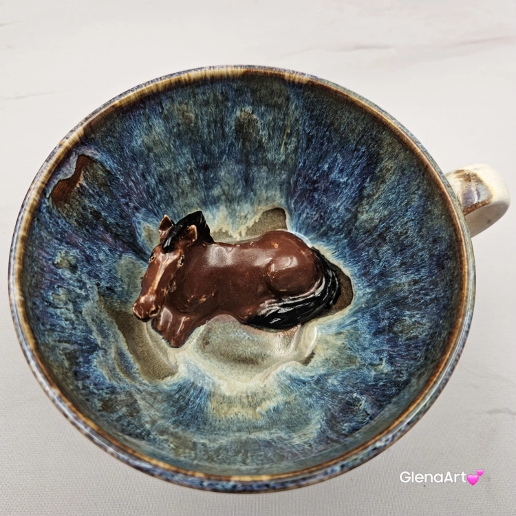 Filiżanka KOŃ gniady/brązowy ceramiczna ze spodkiem i figurką gniadego konia wewnątrz filiżanki ręcznie toczona i malowana w kolorze niebieskim i beżowym kubek z koniem koń w filiżance dla koniarza piękna filiżanka