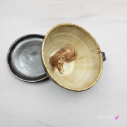 Ceramika filiżanka ceramiczna z jasnym gniadym KOŃ ze spodkiem i figurką gniadego konia wewnątrz filiżanki ręcznie toczona i malowana w kolorze metalicznego grafitu ceramika użytkowa kubek z koniem koń w filiżance filiżanka z koniem piękna ceramika