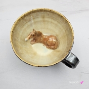 Ceramika filiżanka ceramiczna z jasnym gniadym KOŃ ze spodkiem i figurką gniadego konia wewnątrz filiżanki ręcznie toczona i malowana w kolorze metalicznego grafitu ceramika użytkowa kubek z koniem koń w filiżance filiżanka z koniem piękna ceramika