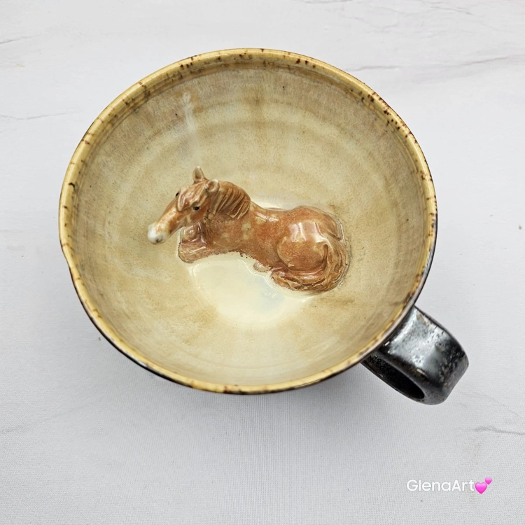 Ceramika filiżanka ceramiczna z jasnym gniadym KOŃ ze spodkiem i figurką gniadego konia wewnątrz filiżanki ręcznie toczona i malowana w kolorze metalicznego grafitu ceramika użytkowa kubek z koniem koń w filiżance filiżanka z koniem piękna ceramika