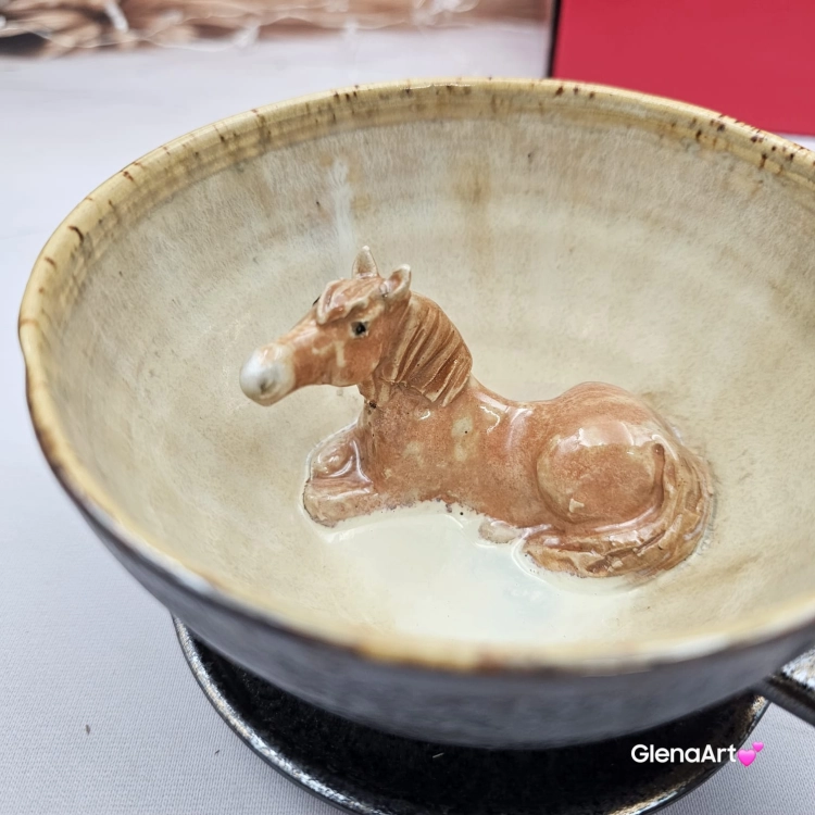 Ceramika filiżanka ceramiczna z jasnym gniadym KOŃ ze spodkiem i figurką gniadego konia wewnątrz filiżanki ręcznie toczona i malowana w kolorze metalicznego grafitu ceramika użytkowa kubek z koniem koń w filiżance filiżanka z koniem piękna ceramika