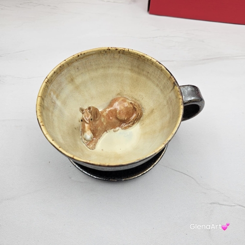 Ceramika filiżanka ceramiczna z jasnym gniadym KOŃ ze spodkiem i figurką gniadego konia wewnątrz filiżanki ręcznie toczona i malowana w kolorze metalicznego grafitu ceramika użytkowa kubek z koniem koń w filiżance filiżanka z koniem piękna ceramika