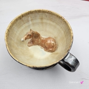 Ceramika filiżanka ceramiczna z jasnym gniadym KOŃ ze spodkiem i figurką gniadego konia wewnątrz filiżanki ręcznie toczona i malowana w kolorze metalicznego grafitu ceramika użytkowa kubek z koniem koń w filiżance filiżanka z koniem piękna ceramika
