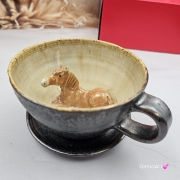 Ceramika filiżanka ceramiczna z jasnym gniadym KOŃ ze spodkiem i figurką gniadego konia wewnątrz filiżanki ręcznie toczona i malowana w kolorze metalicznego grafitu ceramika użytkowa kubek z koniem koń w filiżance filiżanka z koniem piękna ceramika