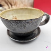 Ceramika filiżanka ceramiczna z jasnym gniadym KOŃ ze spodkiem i figurką gniadego konia wewnątrz filiżanki ręcznie toczona i malowana w kolorze metalicznego grafitu ceramika użytkowa kubek z koniem koń w filiżance filiżanka z koniem piękna ceramika