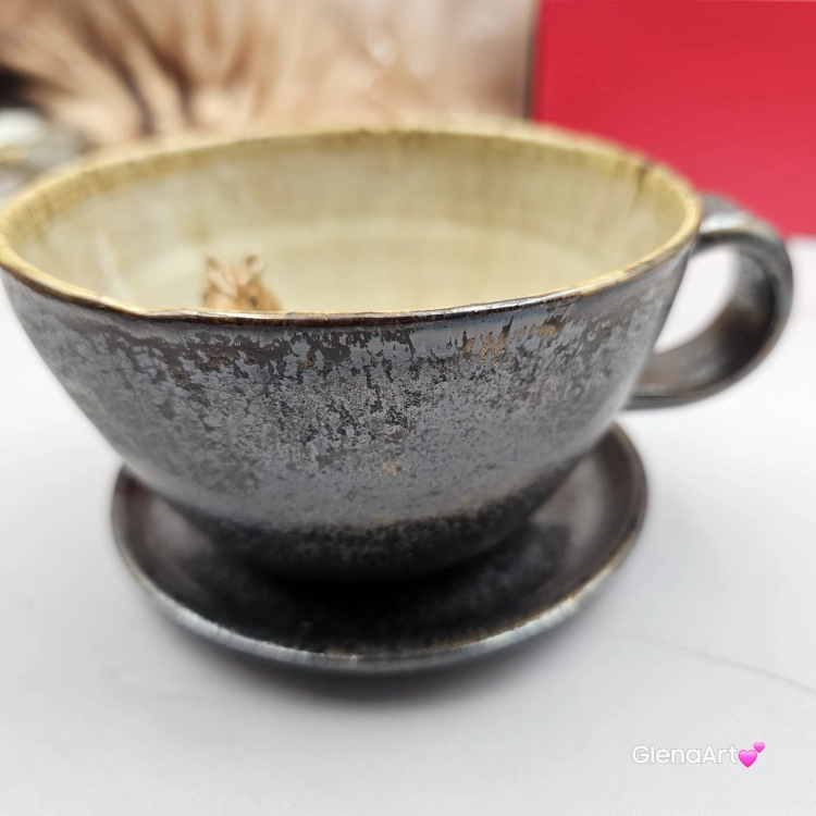 Ceramika filiżanka ceramiczna z jasnym gniadym KOŃ ze spodkiem i figurką gniadego konia wewnątrz filiżanki ręcznie toczona i malowana w kolorze metalicznego grafitu ceramika użytkowa kubek z koniem koń w filiżance filiżanka z koniem piękna ceramika
