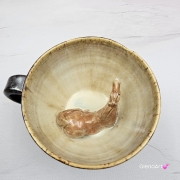 Ceramika filiżanka ceramiczna z jasnym gniadym KOŃ ze spodkiem i figurką gniadego konia wewnątrz filiżanki ręcznie toczona i malowana w kolorze metalicznego grafitu ceramika użytkowa kubek z koniem koń w filiżance filiżanka z koniem piękna ceramika