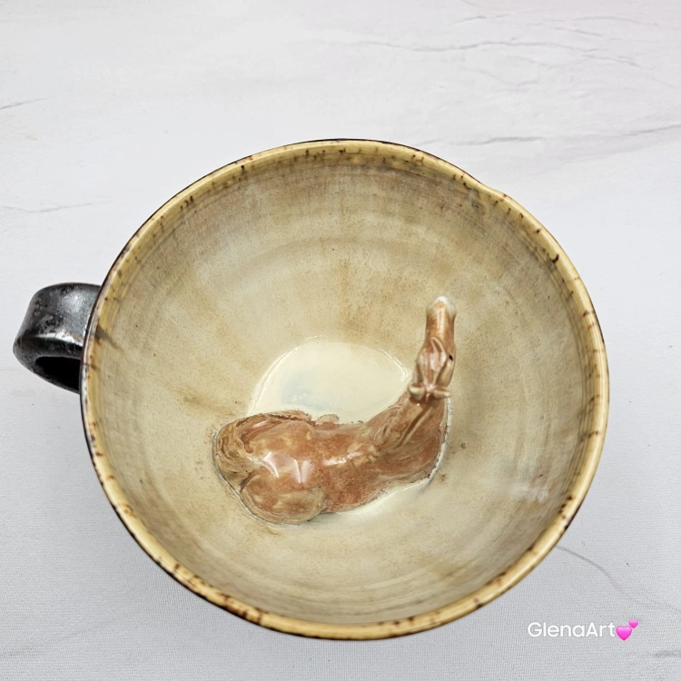 Ceramika filiżanka ceramiczna z jasnym gniadym KOŃ ze spodkiem i figurką gniadego konia wewnątrz filiżanki ręcznie toczona i malowana w kolorze metalicznego grafitu ceramika użytkowa kubek z koniem koń w filiżance filiżanka z koniem piękna ceramika
