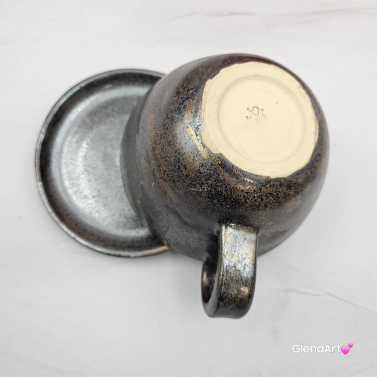 Ceramika filiżanka ceramiczna z jasnym gniadym KOŃ ze spodkiem i figurką gniadego konia wewnątrz filiżanki ręcznie toczona i malowana w kolorze metalicznego grafitu ceramika użytkowa kubek z koniem koń w filiżance filiżanka z koniem piękna ceramika