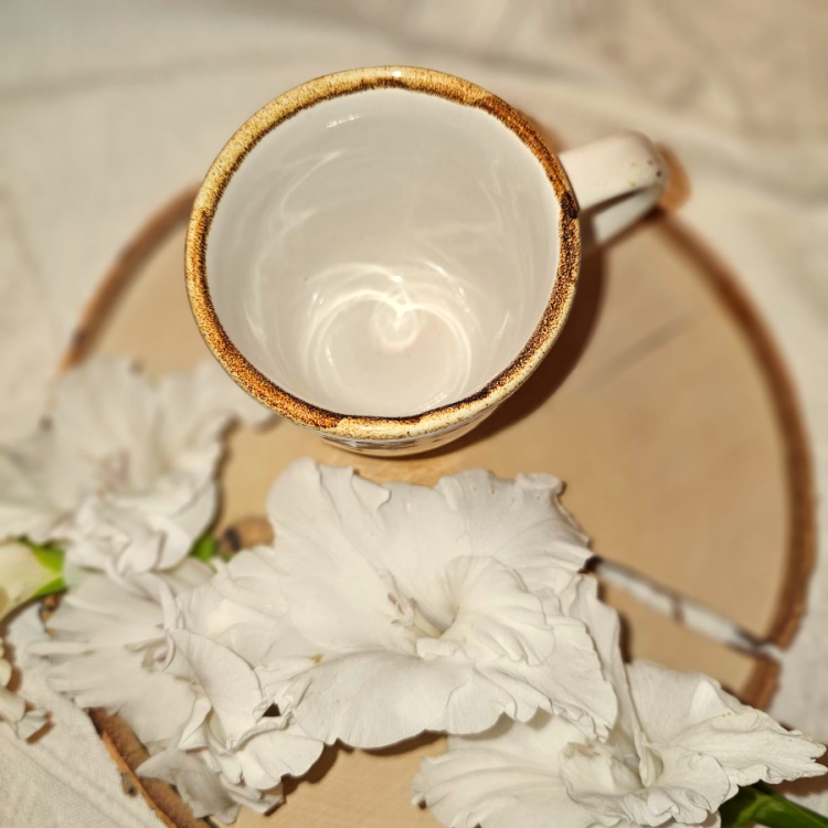 Filiżanka ceramiczna ze spodkiem nakrapiana Trio RUSTIC Krem Kera nakrapiana