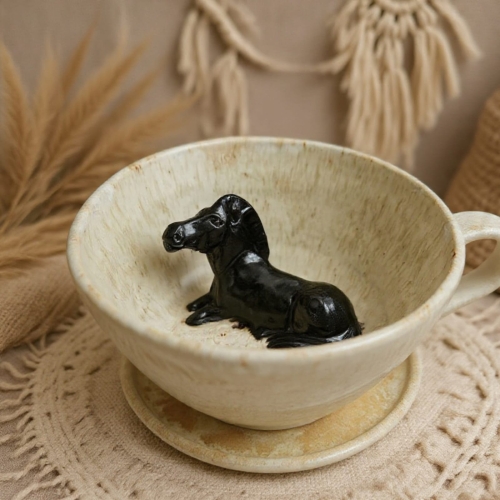 Filiżanka KOŃ ceramiczna ze spodkiem i KONIEM - KARYM w środku ręcznie toczona i malowana w koń ze spodkiem prezent dla koniarza w kolorach białych i beżowych kubek koń kary
