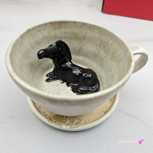Filiżanka KOŃ ceramiczna ze spodkiem i KONIEM - KARYM w środku ręcznie toczona i malowana w koń ze spodkiem prezent dla koniarza w kolorach białych i beżowych kubek koń kary