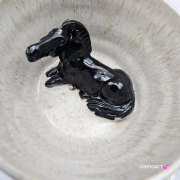 Filiżanka KOŃ ceramiczna ze spodkiem i KONIEM - KARYM w środku ręcznie toczona i malowana w koń ze spodkiem prezent dla koniarza w kolorach białych i beżowych kubek koń kary