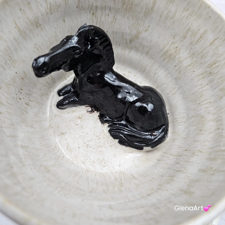 Filiżanka KOŃ ceramiczna ze spodkiem i KONIEM - KARYM w środku ręcznie toczona i malowana w koń ze spodkiem prezent dla koniarza w kolorach białych i beżowych kubek koń kary