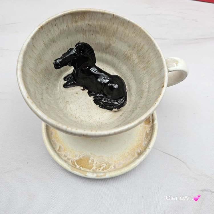 Filiżanka KOŃ ceramiczna ze spodkiem i KONIEM - KARYM w środku ręcznie toczona i malowana w koń ze spodkiem prezent dla koniarza w kolorach białych i beżowych kubek koń kary