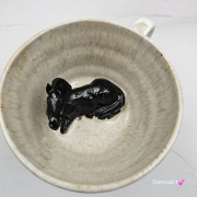 Filiżanka KOŃ ceramiczna ze spodkiem i KONIEM - KARYM w środku ręcznie toczona i malowana w koń ze spodkiem prezent dla koniarza w kolorach białych i beżowych kubek koń kary