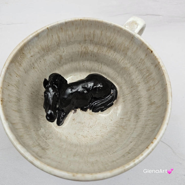 Filiżanka KOŃ ceramiczna ze spodkiem i KONIEM - KARYM w środku ręcznie toczona i malowana w koń ze spodkiem prezent dla koniarza w kolorach białych i beżowych kubek koń kary