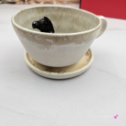 Filiżanka KOŃ ceramiczna ze spodkiem i KONIEM - KARYM w środku ręcznie toczona i malowana w koń ze spodkiem prezent dla koniarza w kolorach białych i beżowych kubek koń kary