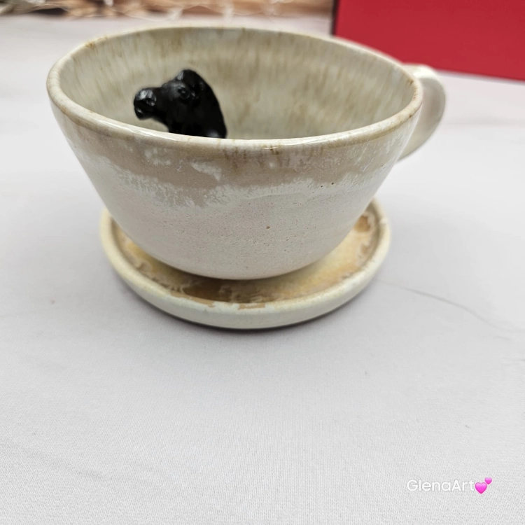 Filiżanka KOŃ ceramiczna ze spodkiem i KONIEM - KARYM w środku ręcznie toczona i malowana w koń ze spodkiem prezent dla koniarza w kolorach białych i beżowych kubek koń kary