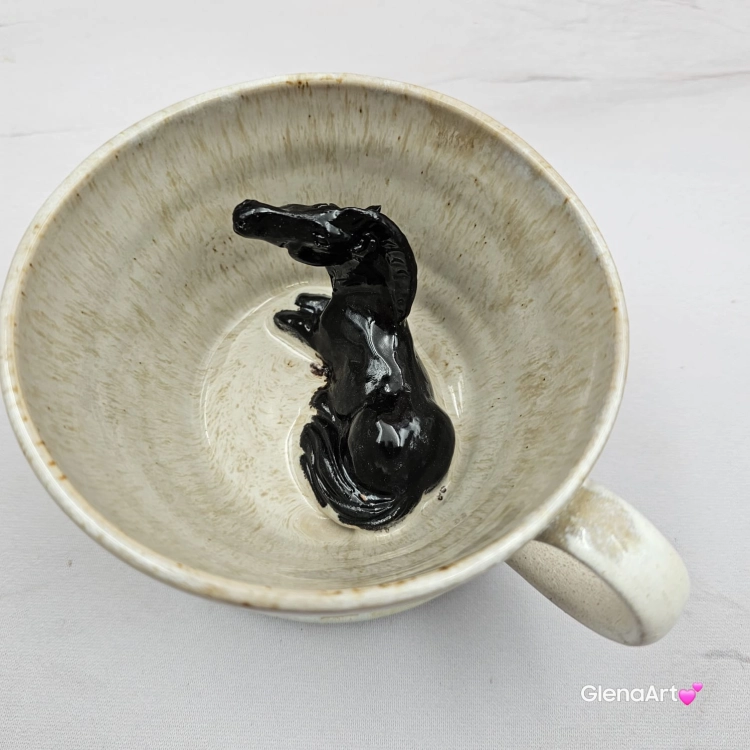 Filiżanka KOŃ ceramiczna ze spodkiem i KONIEM - KARYM w środku ręcznie toczona i malowana w koń ze spodkiem prezent dla koniarza w kolorach białych i beżowych kubek koń kary