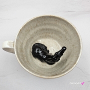 Filiżanka KOŃ ceramiczna ze spodkiem i KONIEM - KARYM w środku ręcznie toczona i malowana w koń ze spodkiem prezent dla koniarza w kolorach białych i beżowych kubek koń kary