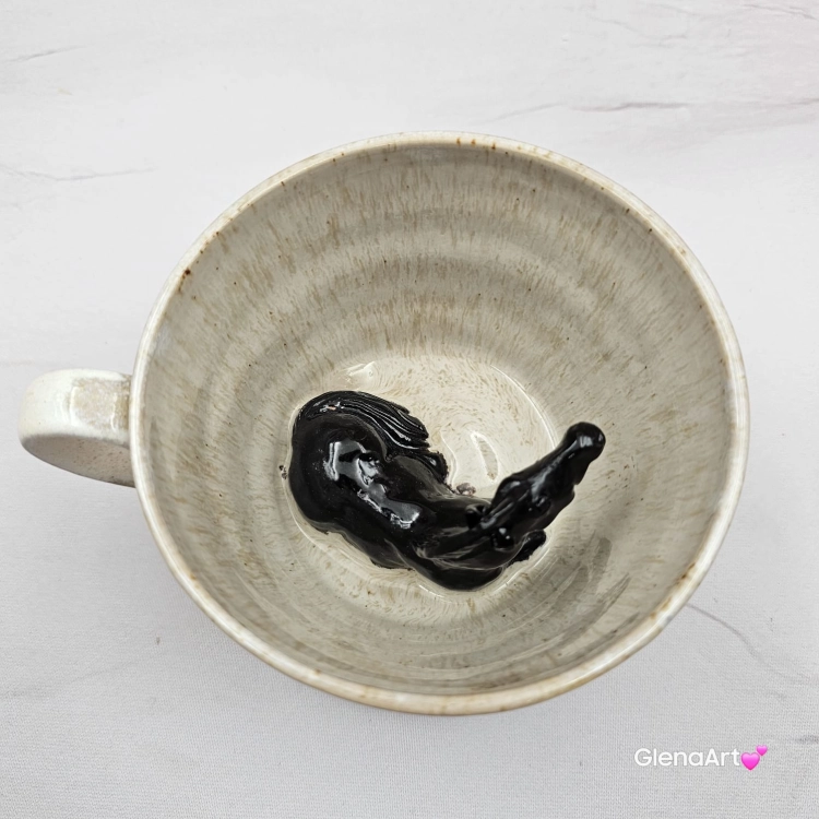 Filiżanka KOŃ ceramiczna ze spodkiem i KONIEM - KARYM w środku ręcznie toczona i malowana w koń ze spodkiem prezent dla koniarza w kolorach białych i beżowych kubek koń kary