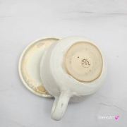 Filiżanka KOŃ ceramiczna ze spodkiem i KONIEM - KARYM w środku ręcznie toczona i malowana w koń ze spodkiem prezent dla koniarza w kolorach białych i beżowych kubek koń kary