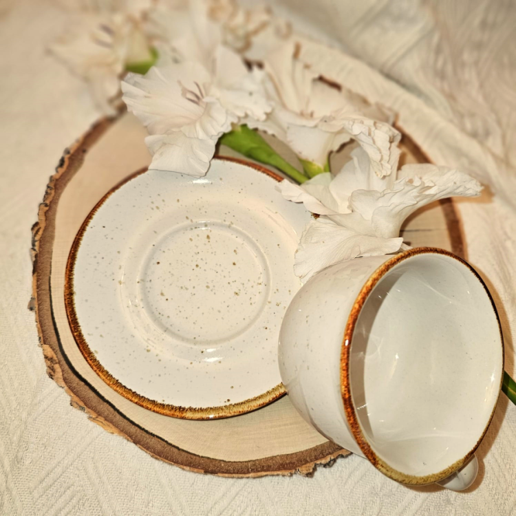 Filiżanka ceramiczna ze spodkiem nakrapiana Trio RUSTIC Krem Kera nakrapiana