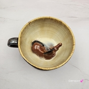 Ceramika filiżanka ceramiczna z gniadym KONIEM i ze spodkiem figurka gniadego konia wewnątrz filiżanki ręcznie toczona i malowana w kolorze metalicznego grafitu ceramika użytkowa kubek z koniem koń w filiżance filiżanka z koniem piękna ceramika