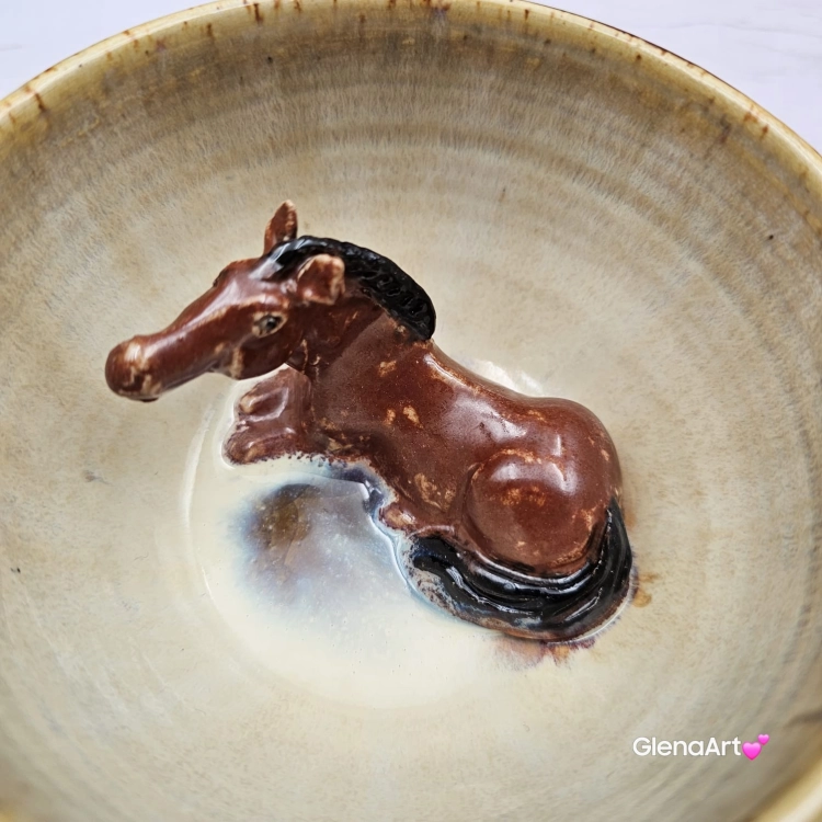Ceramika filiżanka ceramiczna z gniadym KONIEM i ze spodkiem figurka gniadego konia wewnątrz filiżanki ręcznie toczona i malowana w kolorze metalicznego grafitu ceramika użytkowa kubek z koniem koń w filiżance filiżanka z koniem piękna ceramika