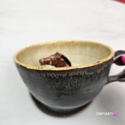 Ceramika filiżanka ceramiczna z gniadym KONIEM i ze spodkiem figurka gniadego konia wewnątrz filiżanki ręcznie toczona i malowana w kolorze metalicznego grafitu ceramika użytkowa kubek z koniem koń w filiżance filiżanka z koniem piękna ceramika