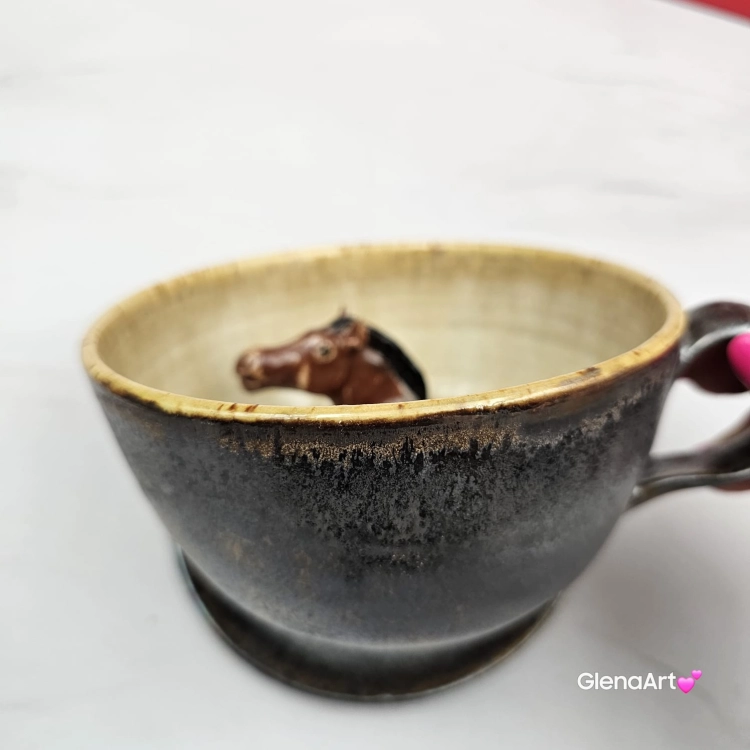 Ceramika filiżanka ceramiczna z gniadym KONIEM i ze spodkiem figurka gniadego konia wewnątrz filiżanki ręcznie toczona i malowana w kolorze metalicznego grafitu ceramika użytkowa kubek z koniem koń w filiżance filiżanka z koniem piękna ceramika