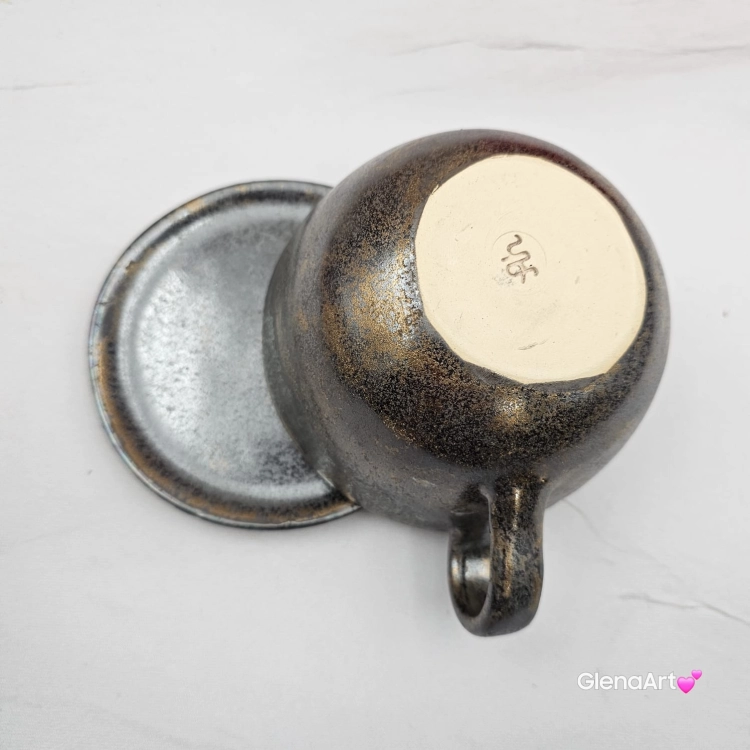 Ceramika filiżanka ceramiczna z gniadym KONIEM i ze spodkiem figurka gniadego konia wewnątrz filiżanki ręcznie toczona i malowana w kolorze metalicznego grafitu ceramika użytkowa kubek z koniem koń w filiżance filiżanka z koniem piękna ceramika