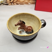 Ceramika filiżanka ceramiczna z gniadym KONIEM i ze spodkiem figurka gniadego konia wewnątrz filiżanki ręcznie toczona i malowana w kolorze metalicznego grafitu ceramika użytkowa kubek z koniem koń w filiżance filiżanka z koniem piękna ceramika