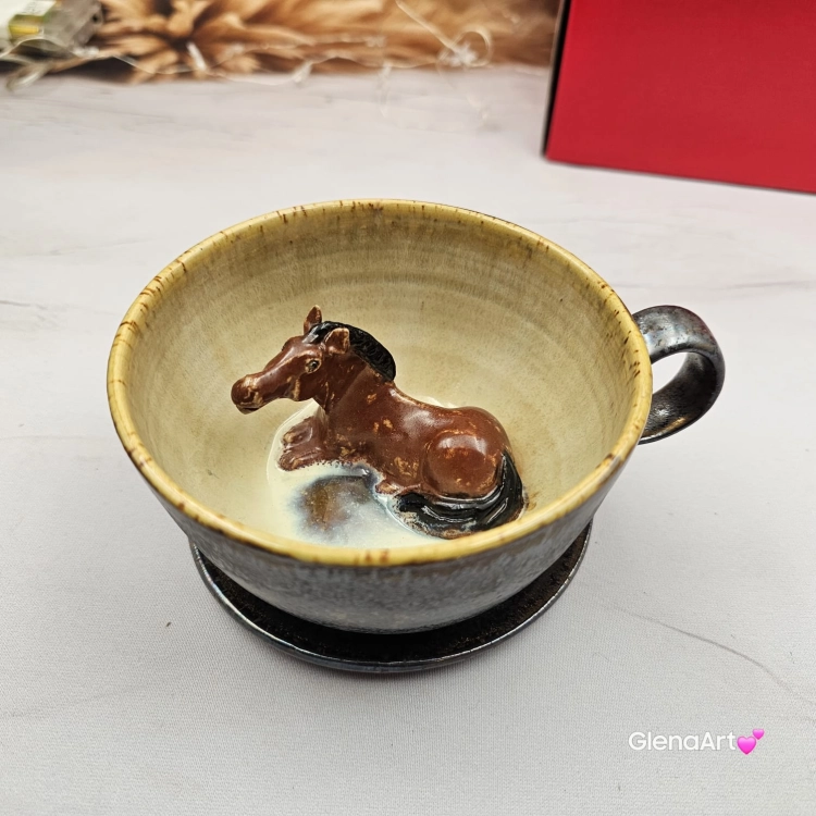 Ceramika filiżanka ceramiczna z gniadym KONIEM i ze spodkiem figurka gniadego konia wewnątrz filiżanki ręcznie toczona i malowana w kolorze metalicznego grafitu ceramika użytkowa kubek z koniem koń w filiżance filiżanka z koniem piękna ceramika