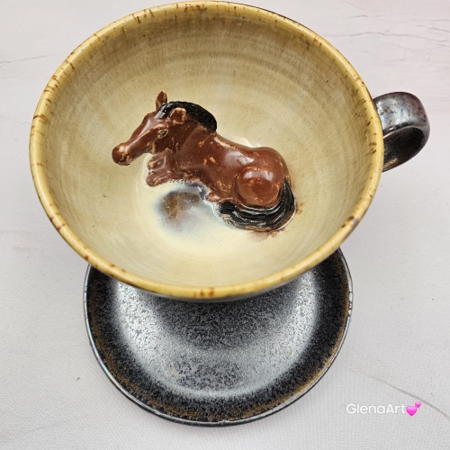 Ceramika filiżanka ceramiczna z gniadym KONIEM i ze spodkiem figurka gniadego konia wewnątrz filiżanki ręcznie toczona i malowana w kolorze metalicznego grafitu ceramika użytkowa kubek z koniem koń w filiżance filiżanka z koniem piękna ceramika