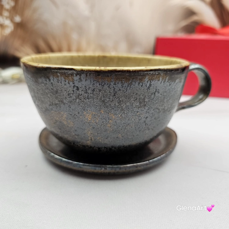 Ceramika filiżanka ceramiczna z gniadym KONIEM i ze spodkiem figurka gniadego konia wewnątrz filiżanki ręcznie toczona i malowana w kolorze metalicznego grafitu ceramika użytkowa kubek z koniem koń w filiżance filiżanka z koniem piękna ceramika