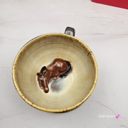 Ceramika filiżanka ceramiczna z gniadym KONIEM i ze spodkiem figurka gniadego konia wewnątrz filiżanki ręcznie toczona i malowana w kolorze metalicznego grafitu ceramika użytkowa kubek z koniem koń w filiżance filiżanka z koniem piękna ceramika