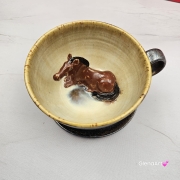 Ceramika filiżanka ceramiczna z gniadym KONIEM i ze spodkiem figurka gniadego konia wewnątrz filiżanki ręcznie toczona i malowana w kolorze metalicznego grafitu ceramika użytkowa kubek z koniem koń w filiżance filiżanka z koniem piękna ceramika