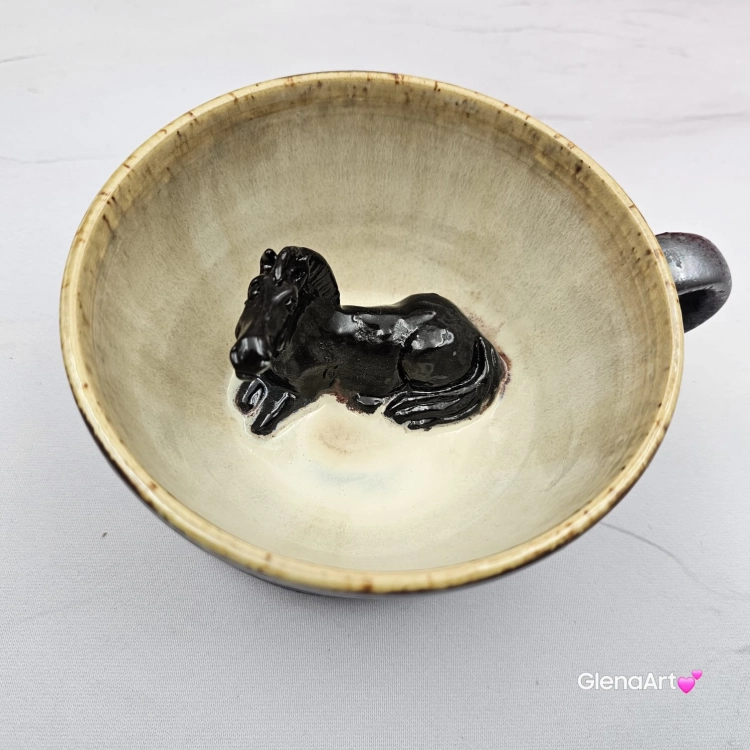Ceramika filiżanka ceramiczna z karym KONIEM i ze spodkiem figurka karego konia wewnątrz filiżanki ręcznie toczona i malowana w kolorze metalicznego grafitu ceramika użytkowa kubek z koniem koń w filiżance filiżanka z koniem piękna ceramika