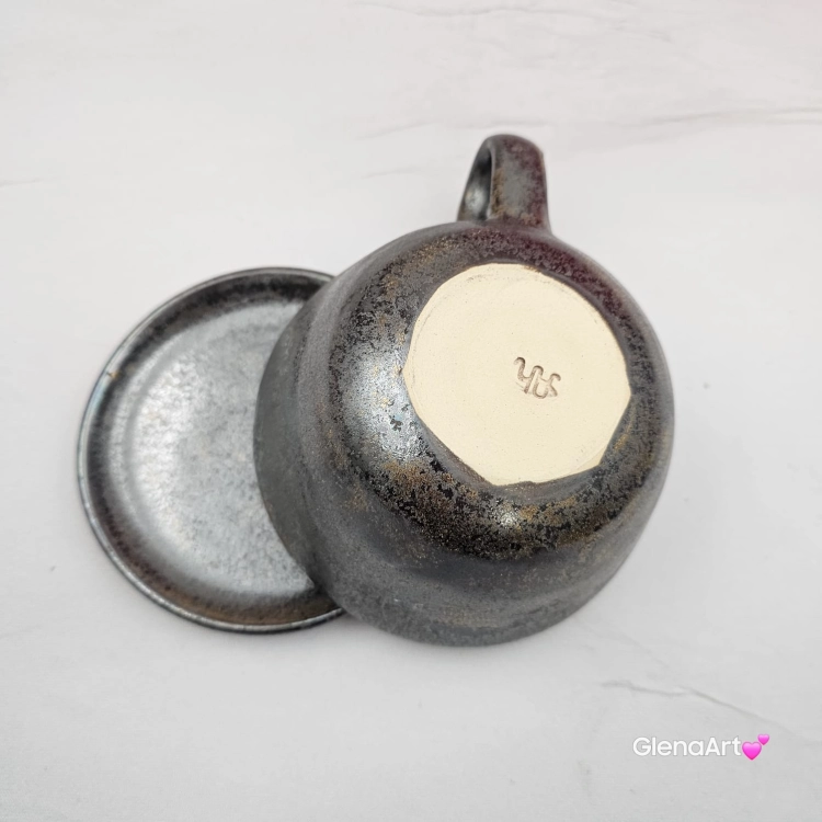 Ceramika filiżanka ceramiczna z karym KONIEM i ze spodkiem figurka karego konia wewnątrz filiżanki ręcznie toczona i malowana w kolorze metalicznego grafitu ceramika użytkowa kubek z koniem koń w filiżance filiżanka z koniem piękna ceramika