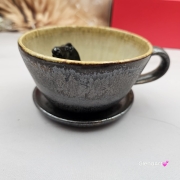Ceramika filiżanka ceramiczna z karym KONIEM i ze spodkiem figurka karego konia wewnątrz filiżanki ręcznie toczona i malowana w kolorze metalicznego grafitu ceramika użytkowa kubek z koniem koń w filiżance filiżanka z koniem piękna ceramika
