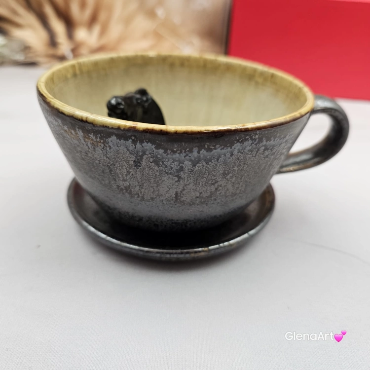 Ceramika filiżanka ceramiczna z karym KONIEM i ze spodkiem figurka karego konia wewnątrz filiżanki ręcznie toczona i malowana w kolorze metalicznego grafitu ceramika użytkowa kubek z koniem koń w filiżance filiżanka z koniem piękna ceramika
