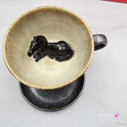 Ceramika filiżanka ceramiczna z karym KONIEM i ze spodkiem figurka karego konia wewnątrz filiżanki ręcznie toczona i malowana w kolorze metalicznego grafitu ceramika użytkowa kubek z koniem koń w filiżance filiżanka z koniem piękna ceramika