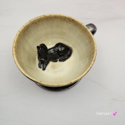Ceramika filiżanka ceramiczna z karym KONIEM i ze spodkiem figurka karego konia wewnątrz filiżanki ręcznie toczona i malowana w kolorze metalicznego grafitu ceramika użytkowa kubek z koniem koń w filiżance filiżanka z koniem piękna ceramika