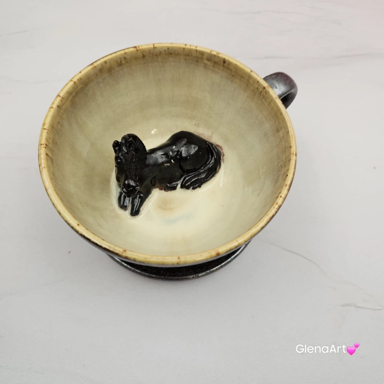 Ceramika filiżanka ceramiczna z karym KONIEM i ze spodkiem figurka karego konia wewnątrz filiżanki ręcznie toczona i malowana w kolorze metalicznego grafitu ceramika użytkowa kubek z koniem koń w filiżance filiżanka z koniem piękna ceramika