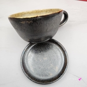 Ceramika filiżanka ceramiczna z karym KONIEM i ze spodkiem figurka karego konia wewnątrz filiżanki ręcznie toczona i malowana w kolorze metalicznego grafitu ceramika użytkowa kubek z koniem koń w filiżance filiżanka z koniem piękna ceramika