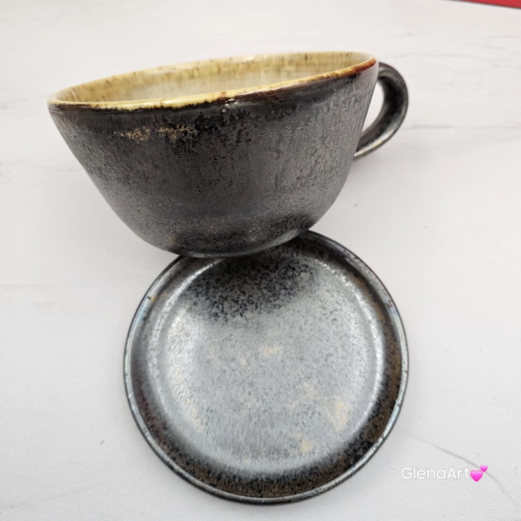 Ceramika filiżanka ceramiczna z karym KONIEM i ze spodkiem figurka karego konia wewnątrz filiżanki ręcznie toczona i malowana w kolorze metalicznego grafitu ceramika użytkowa kubek z koniem koń w filiżance filiżanka z koniem piękna ceramika