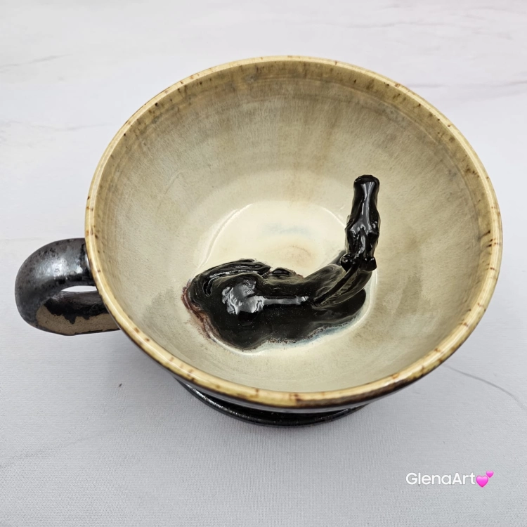 Ceramika filiżanka ceramiczna z karym KONIEM i ze spodkiem figurka karego konia wewnątrz filiżanki ręcznie toczona i malowana w kolorze metalicznego grafitu ceramika użytkowa kubek z koniem koń w filiżance filiżanka z koniem piękna ceramika